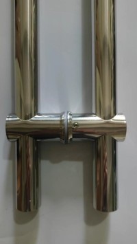 Adjustable handle for round tubes